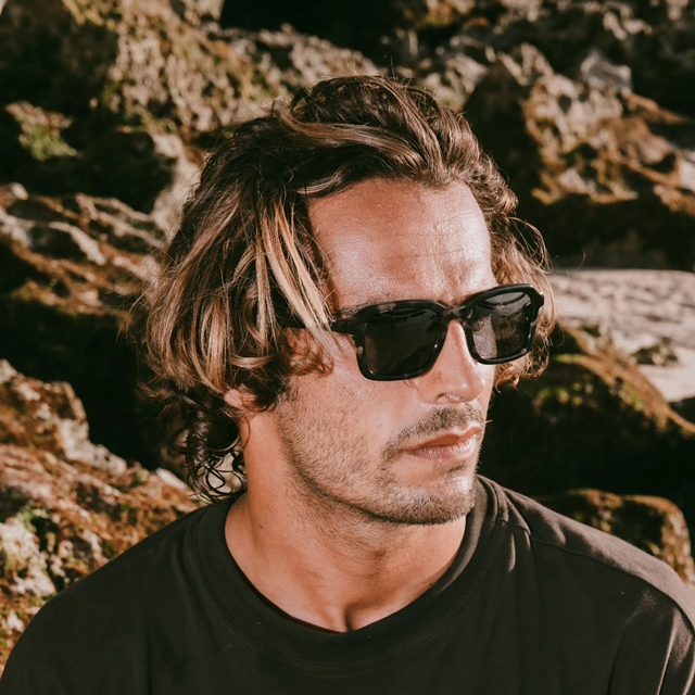 Inspired by the energy of legendary surf spots, the CANGGU is a bold design made for those who live between the ocean and the sun. Crafted from bio-acetate, it combines comfort, durability, and respect for the environment. Worn here by @withpollo , passionate rider and adventurer, the CANGGU perfectly embodies the spirit of Mundaka Optic: protecting your eyes while expressing your style. #mundakaoptic #canggu #bioacetate